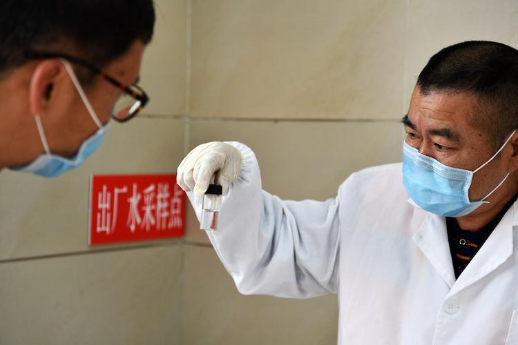 Почти половина заразившихся коронавирусом в КНР выздоровели