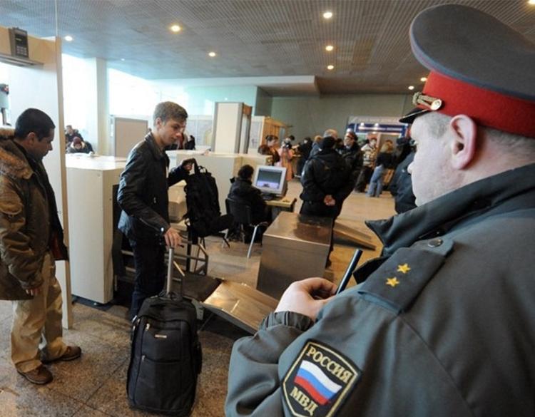 Фото: в Сети обсуждают медконтроль в московских аэропортах из-за коронавируса