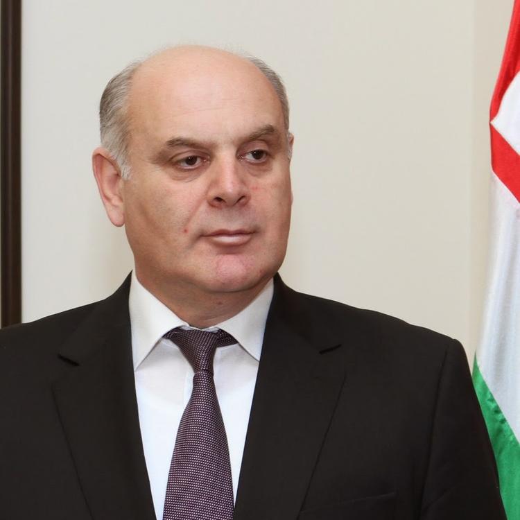 Кандидат в президенты Абхазии Бжания экстренно госпитализирован и в Сочи  введен в медикаментозную кому 