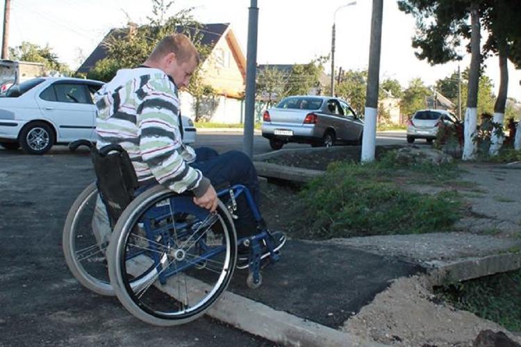 Отказ пустить в ресторан или кафе инвалида-колясочника обойдется в 500 тысяч рублей