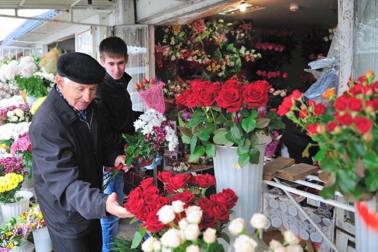 ВЦИОМ: Большинство мужчин собирается дарить 8 марта цветы