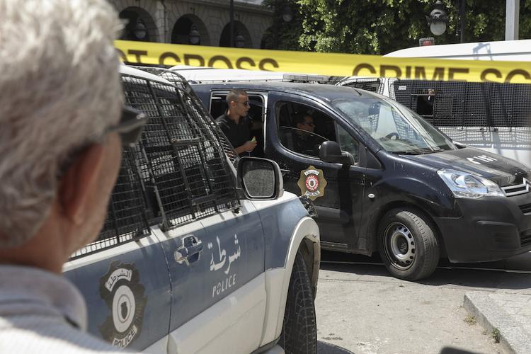У американского посольства в Тунисе террорист-смертник устроил взрыв