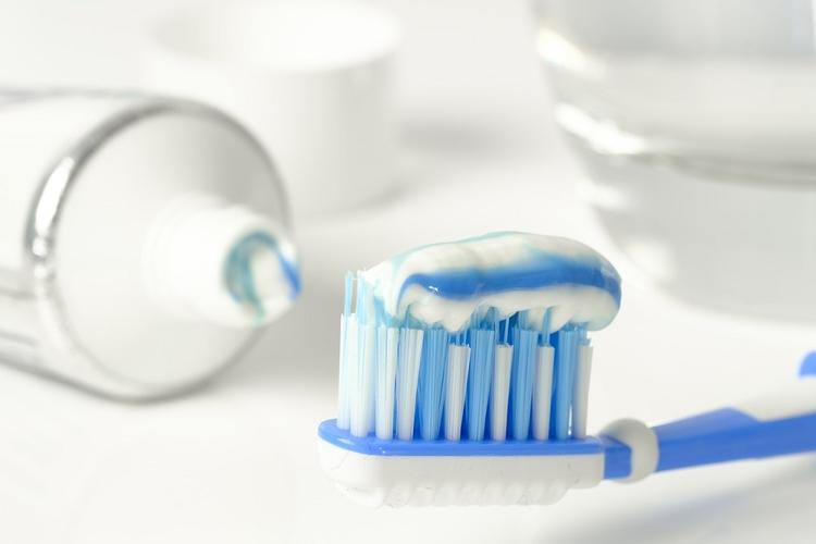 Почему зубные щетки нельзя хранить в ванной?