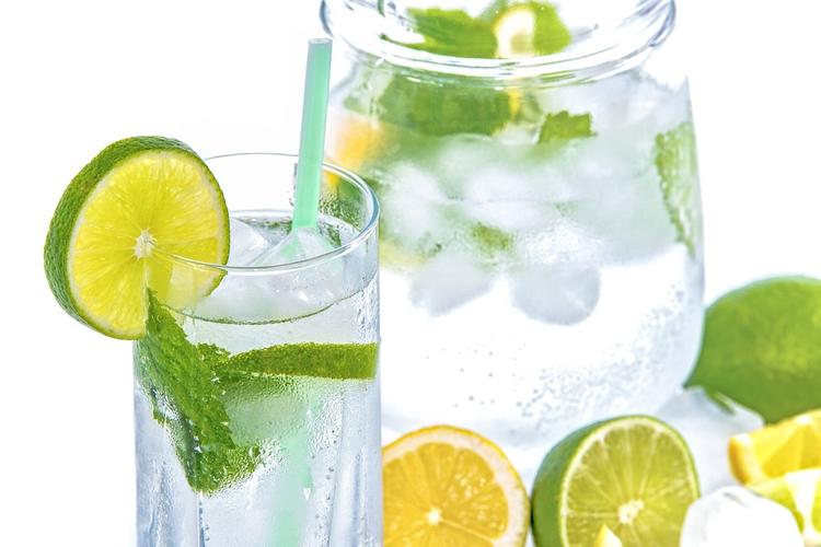 Ученые объяснили, как правильно хранить питьевую воду и прочие напитки
