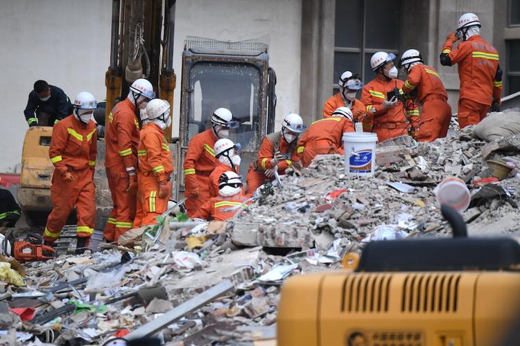 Через 68 часов после обрушения отеля в Китае под завалами нашли выжившего мужчину