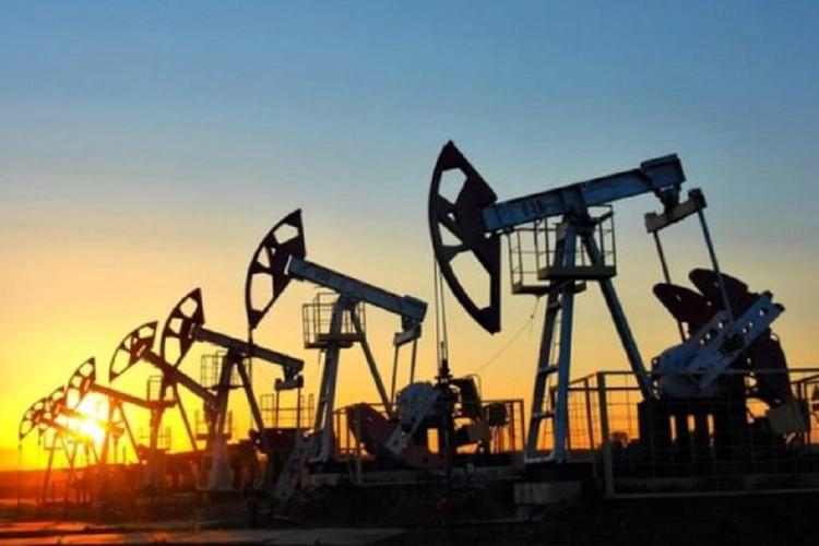 Саудовская Аравия продолжает качать нефть, ударяя по российской экономике