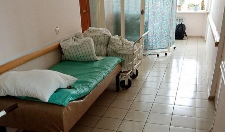В Екатеринбурге врачи бросили умирать кричащую от боли пациентку. Они накачали ее снотворным и вместе с кроватью вывезли в коридор