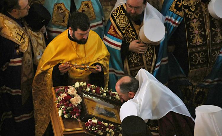Автокефалия рекомендует из-за короновируса не целовать иконы и кресты