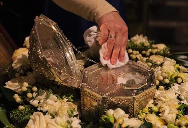 Перед поцелуем святых мощей Иоанна Крестителя в Казанском соборе ковчег протирают спиртом