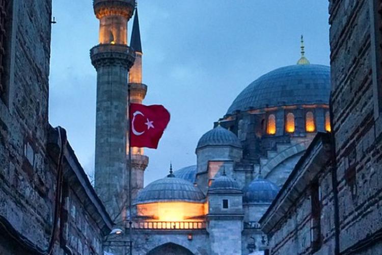В Турции временно отменили массовые молитвы и пятничный намаз в мечетях