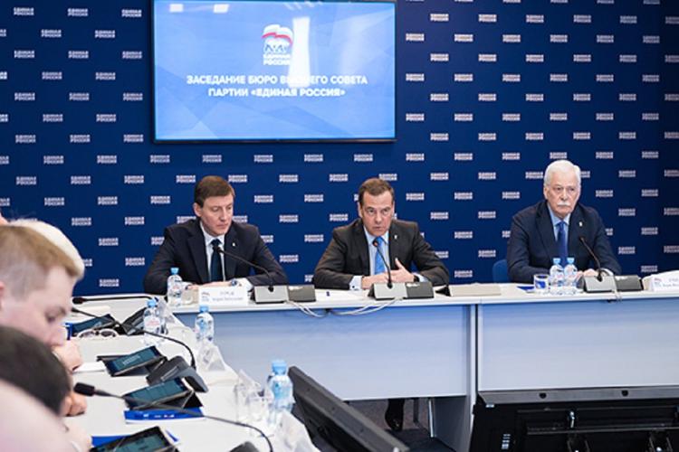 Медведев отправил единороссов работать волонтерами и помогать оперативным штабам в регионах