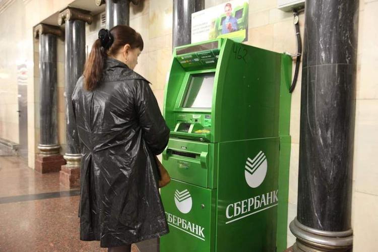 Глава Сбербанка предостерег россиян от пользования банкоматами без защитных средств