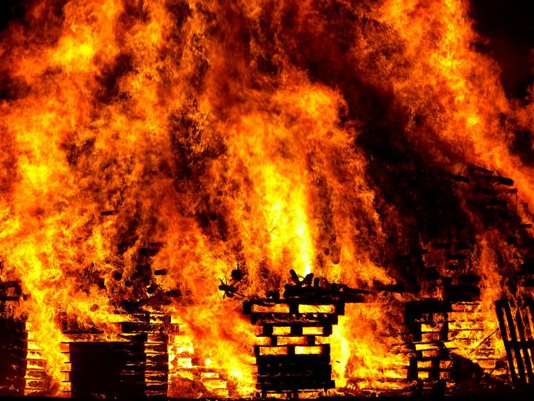 В Смоленской области во время пожара в доме женщина получила ожоги
