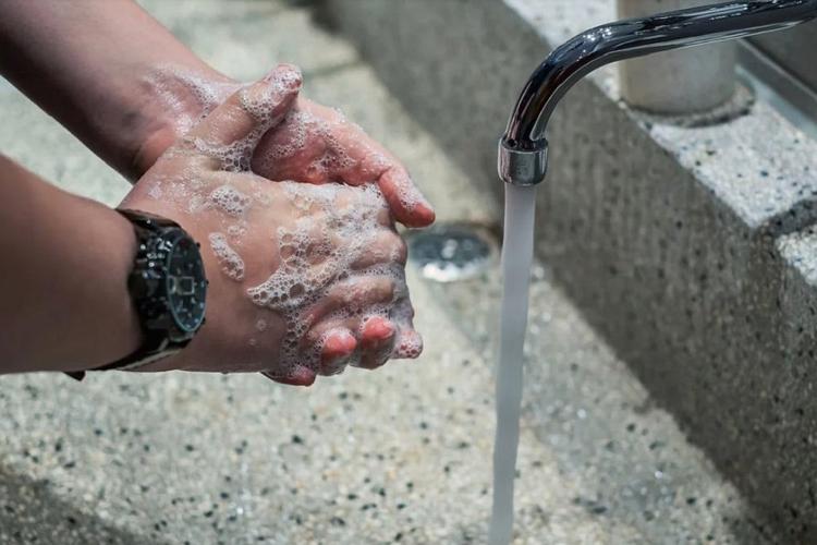 Свердловские власти рассказали о неэффективности масок и посоветовали чаще мыть руки