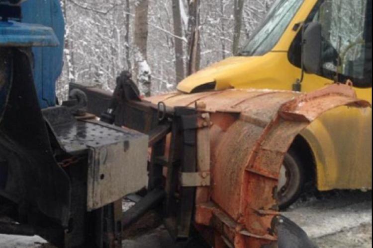 В Адыгее грузовик врезался в школьный автобус на горной дороге