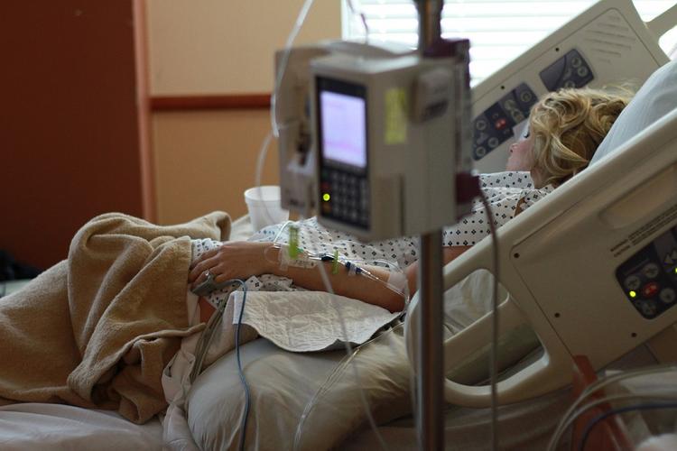 Умершая в больнице от коронавируса 79-летняя женщина имела ряд серьезных заболеваний