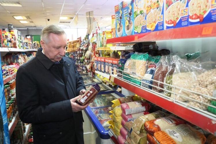 Губернатор Петербурга решил успокоить покупателей и «случайно» встретился с актрисой массовки в супермаркете