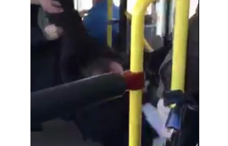 На Украине из-за кашля избили пассажира и вытолкали из автобуса