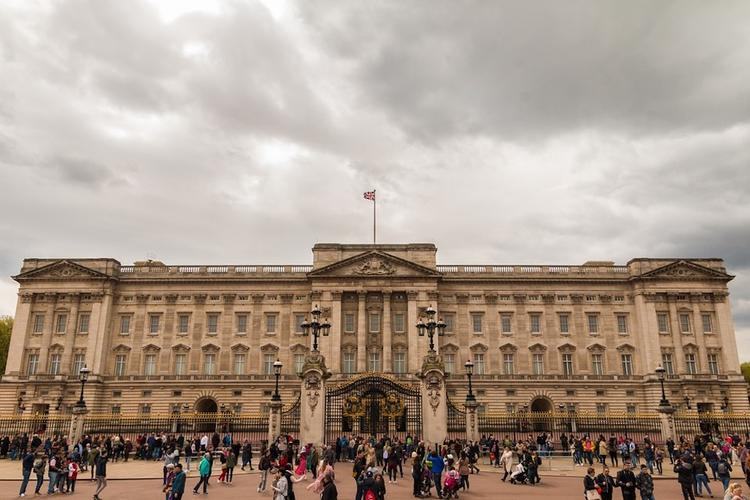 СМИ: коронавирус выявлен у сотрудника Букингемского дворца