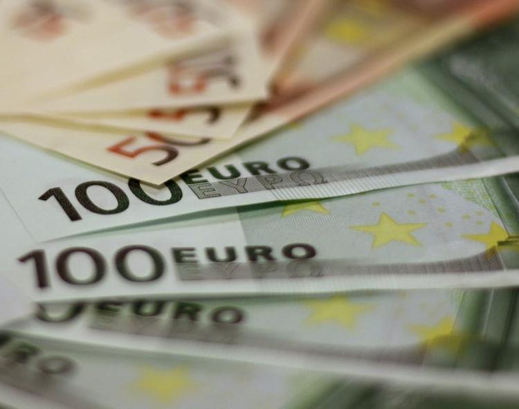 ЦБ повысил курс доллара и курс евро на 24 марта