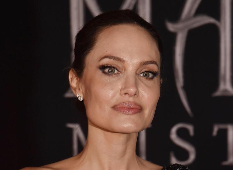 СМИ: Джоли запретила Питту приводить детей на встречи с Энистон