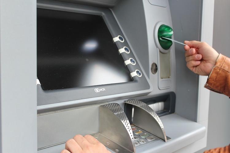 Банк России рекомендует ограничить выдачу наличных в банкоматах из-за коронавируса