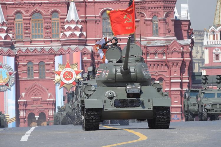 В Кремле оценили возможность отмены парада Победы в Москве в этом году