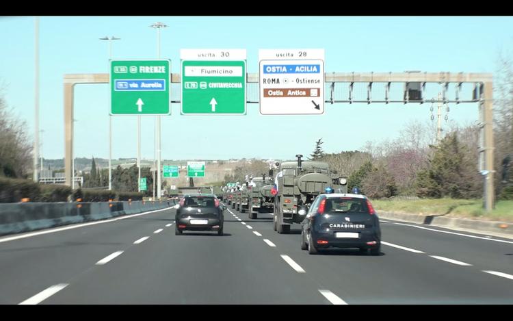 Моторизованная колонна армии РФ продвигается по шоссе в районе Бергамо 