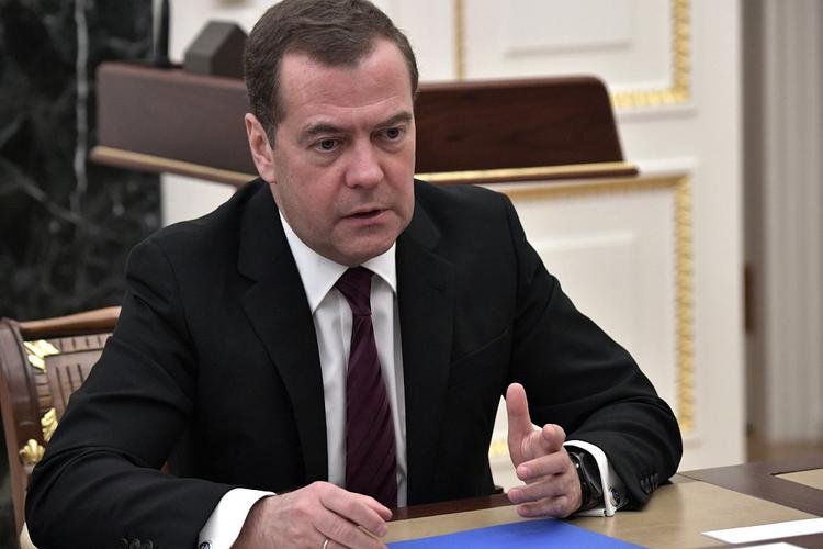Медведев попросил губернаторов найти способы помочь бизнесу в условиях коронавируса