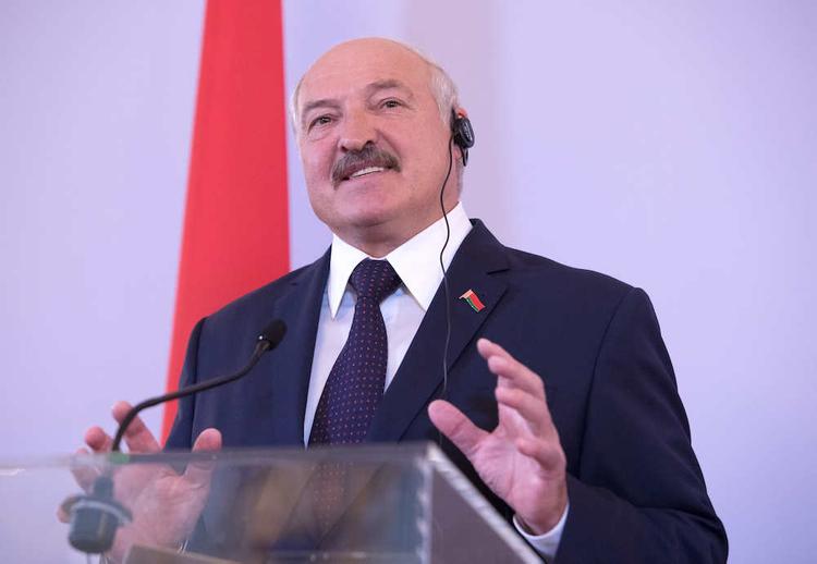 В Беларуси Лукашенко решил не вводить в стране никаких мер по борьбе с эпидемией, а спасаться работой, баней и водкой 