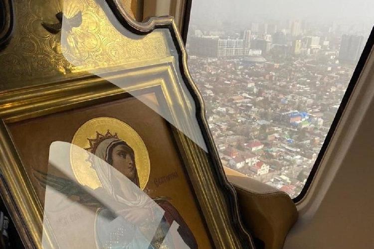 Кубанский митрополит окропил Краснодар водой и помолился о защите жителей от коронавируса