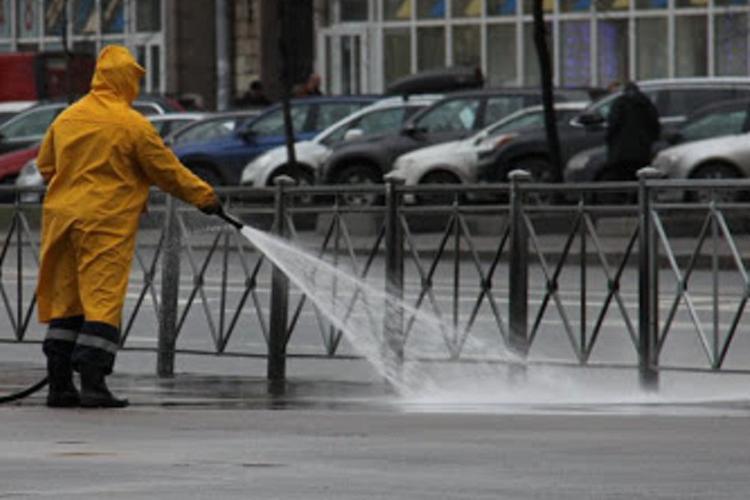 В Екатеринбурге на улицах смывают пыль в целях профилактики коронавируса 