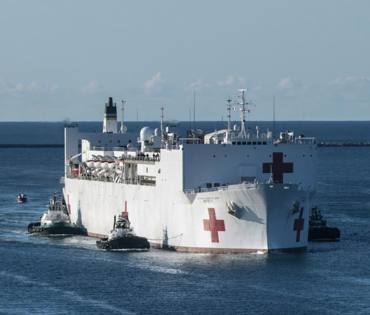 Военный корабль-госпиталь прибыл в гавань Нью-Йорка