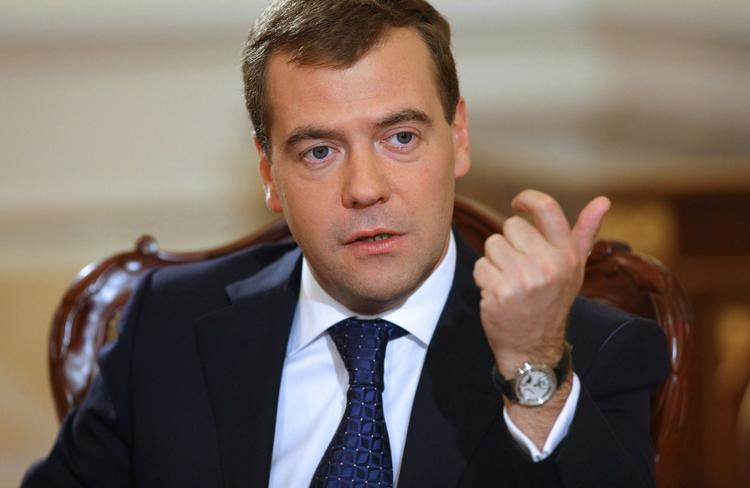 «Это угроза человеческой цивилизации», сказал Медведев в видеообращении и призвал россиян не паниковать