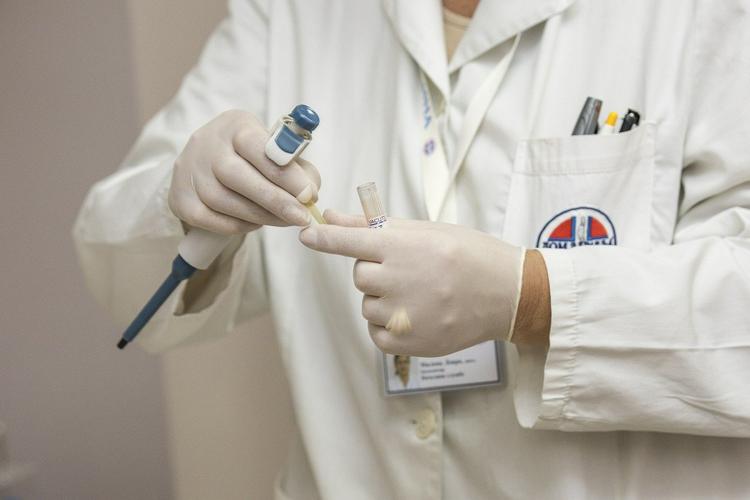 «Как ни защищай врача, он все равно в группе риска»: биолог объяснила, почему врачи заражаются коронавирусом