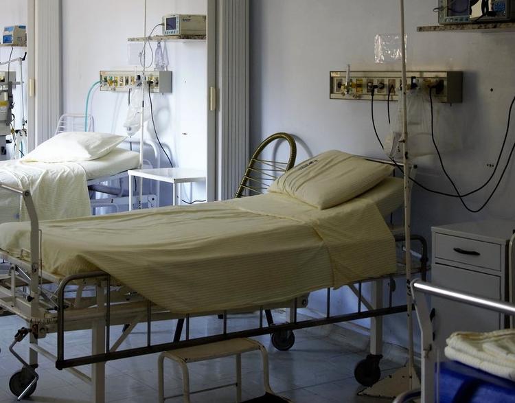 В больнице  Владивостока от коронавируса умер первый пациент в Приморье. Мужчине было 52 года