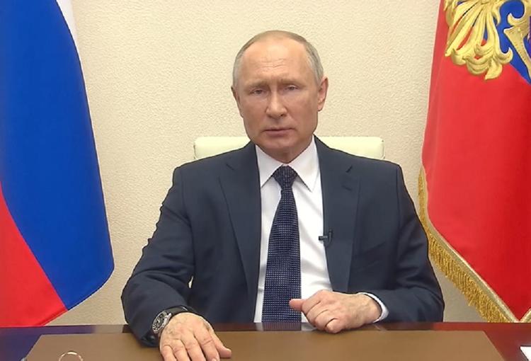Песков объяснил, почему у Путина во время обращения к россиянам отставали наручные часы