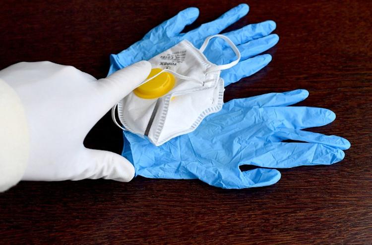 Экологи рассказали, как утилизировать маски и перчатки