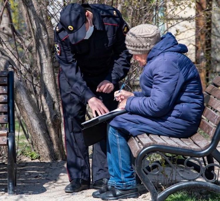 Полиция  Крыма доложила, что пойманы 304 пожилых нарушителя, которые ходили по городу без соответствующих документов
