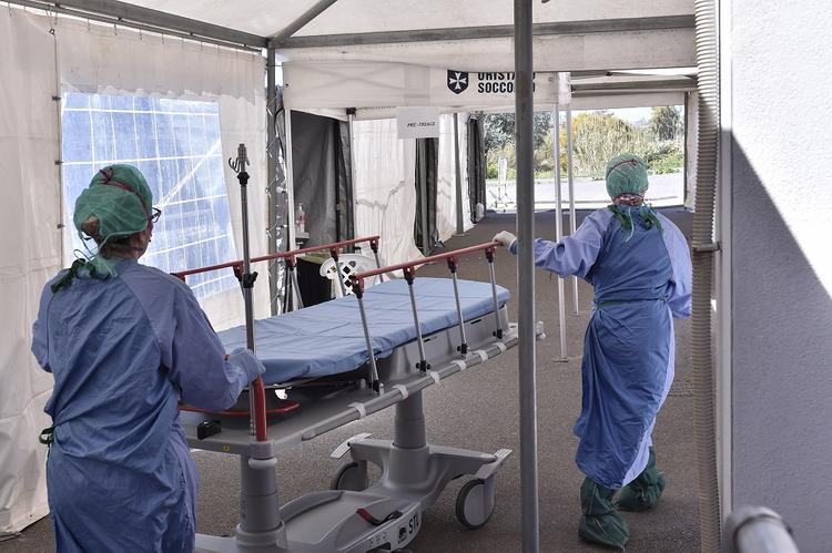Итальянские исследователи назвали предсказывающий смерть от коронавируса симптом  