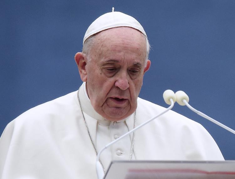 Папа Римский помолился за людей, наживающихся на COVID-19