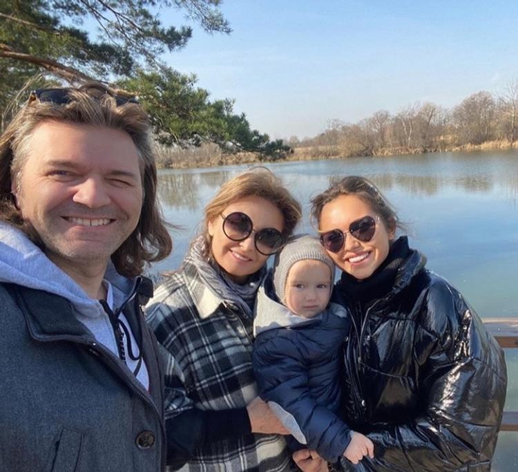 Дочь Дмитрия Маликова показала, как весело проводит время с младшим братом на самоизоляции
