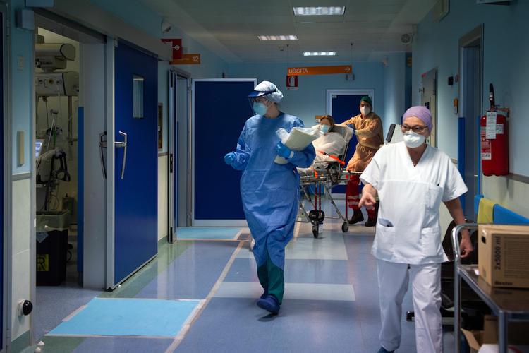 За сутки число жертв коронавируса в Италии увеличилось на 579 человек