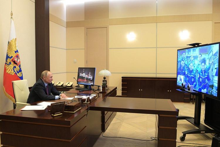 Путин поздравил экипаж МКС с Днем космонавтики и рассказал о разговоре с Трампом