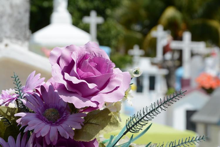 Женщина умерла на похоронах матери с диагнозом коронавирус