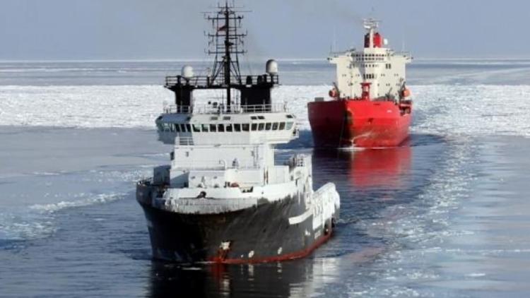 Два российских атомных ледокола провели сложнейшую операцию по спасению танкера из ледового плена