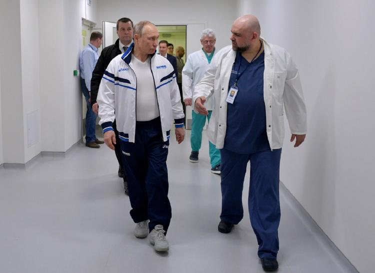 Кремль прокомментировал критику из-за визита Путина в больницу в Коммунарке