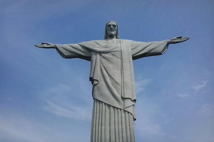 В Рио-де-Жанейро знаменитую статую Христа «переодели» в медицинский халат