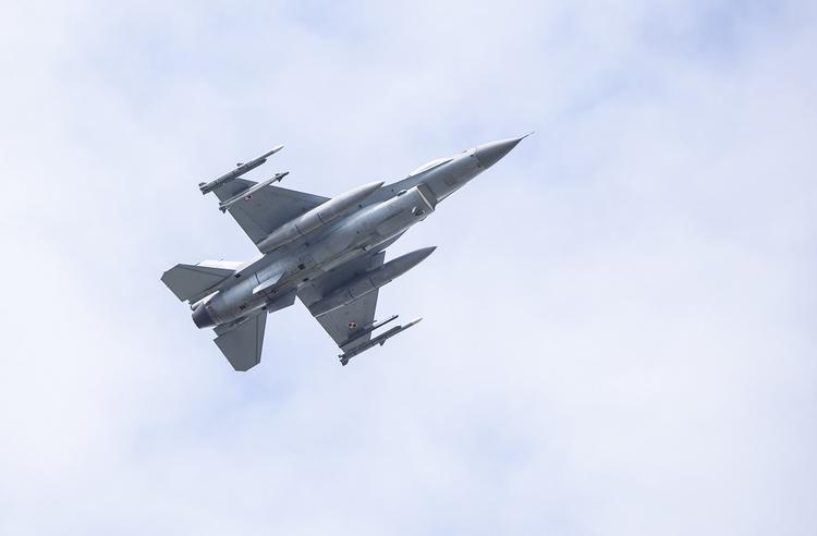 Выложено видео со странным маневром польского F-16 возле Су-27 ВКС РФ в небе над Балтикой