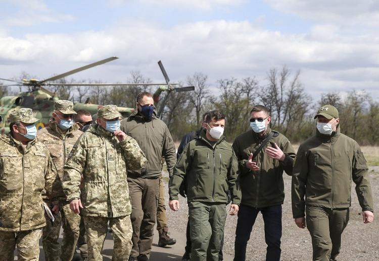 Зеленский приехал в Донбасс в форме с черепом и надписью «Украина или смерть»